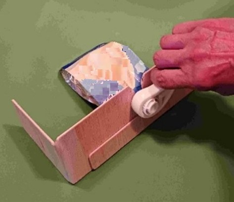 携帯式スパウトパウチ開封器